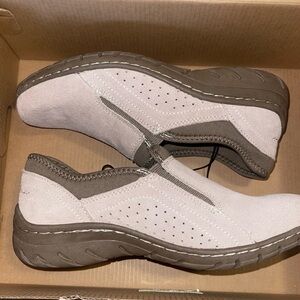 Eddie Bauer Cream and Brown Flats with Breathable Design